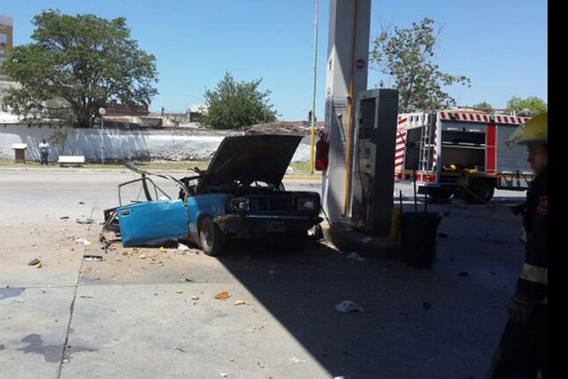 Explotó un auto mientras cargaba GNC: una mujer, en grave estado