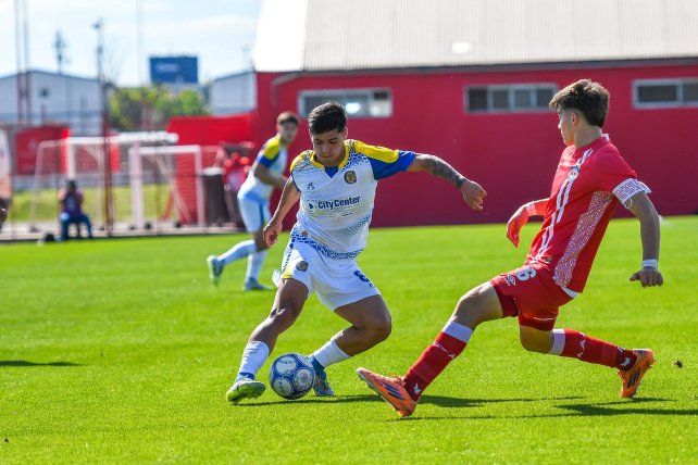 Paolo Giaccone intenta progresar pelota al pie. El pasado sábado que fue al banco ante Atlético Tucumán.