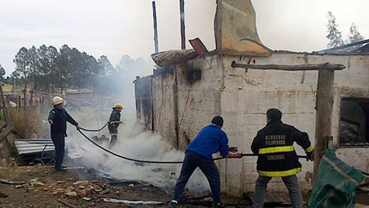 Una familia se salvó de milagro tras el incendio de su casa