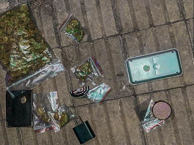 Cinco jóvenes detenidos en el barrio Luis Agote con varios gramos de marihuana fraccionada.&nbsp;