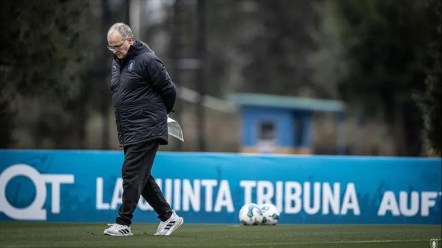 El Loco Bielsa en el compejo de la Asociación Uruguaya donde inició los trabajos de cara al choque con Argentina.