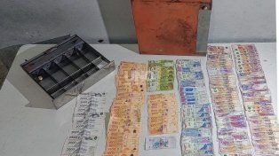 La caja registradora junto al dinero que fue recuperado tras la detención de los delincuentes