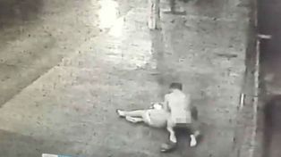 Un hombre desnudo atacó a golpes a una mujer en una parada de colectivos