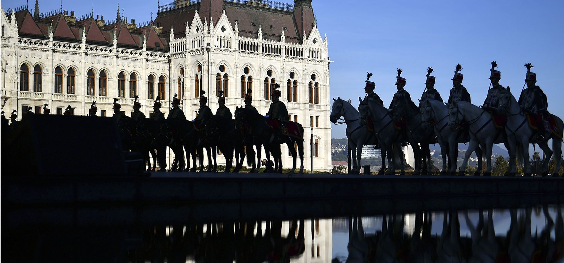 Los guardias de honor húngaros asisten a la ceremonia oficial de izamiento de la bandera por el 66ª aniversario del levantamiento anticomunista húngaro de 1956 frente al Parlamento en Budapest, Hungría.