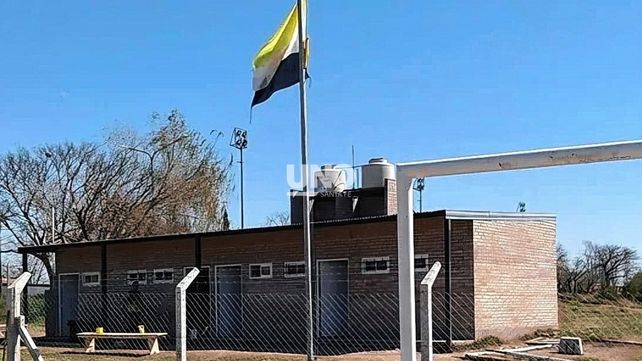 Inseguridad en el barrio El Pozo: un delincuente trepó a los techos y robó cables en el Centro Cultural y Deportivo.