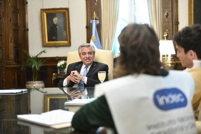 El presidente Alberto Fernández se reunió este martes con un grupo de censistas en Casa Rosada.&nbsp;
