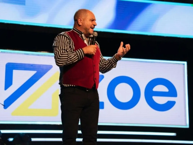 Leonardo Cositorto dando una charla como CEO de Generación Zoe