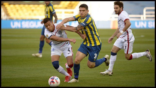 Lautaro Blanco, figura del atardecer canalla, desborda a Herrera. Por su lateral estuvo imparable.