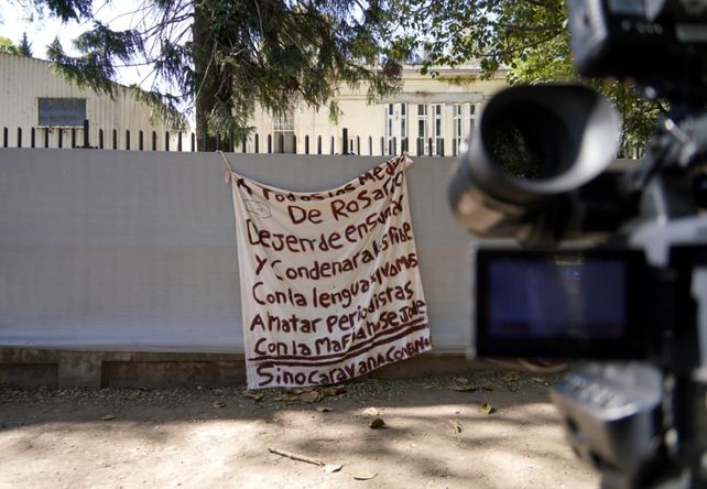 photoEl trapo que dejaron colgado esta mañana sobre el cerco perimetral de Telefé Rosario.&nbsp;