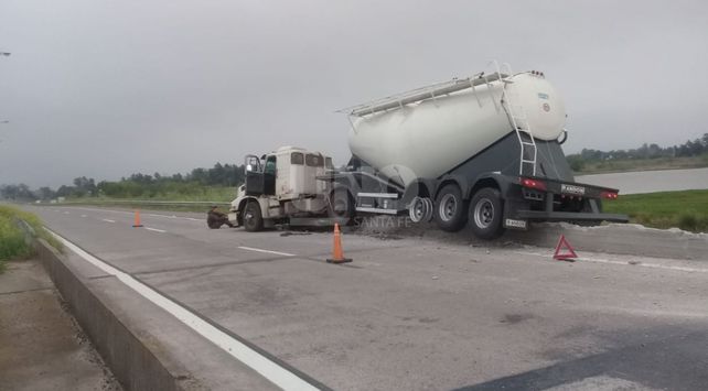 Un camión reventó una goma y quedó colgado en un puente de la 168