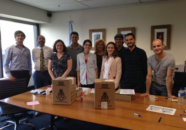 Argentinos en el exterior votan en embajadas y consulados