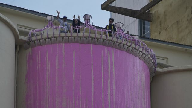 El trabajo de pintura del nuevo diseño del Macro se vio afectado por los vientos y derramó pintura sobre las cercanías de los Silos Davis