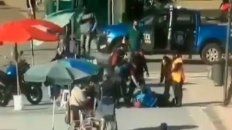 video: un hombre en situacion de calle le robo el arma a un policia en retiro, empezo a los tiros y hay cuatro heridos video: un hombre en situacion de calle le robo el arma a un policia en retiro, empezo a los tiros y hay cuatro heridos