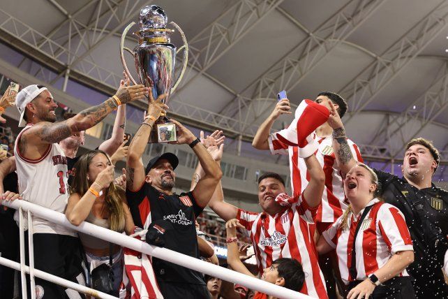 Estudiantes fue campeón del Clausura y Verón levantó la copa desde la tribuna junto a los hinchas.