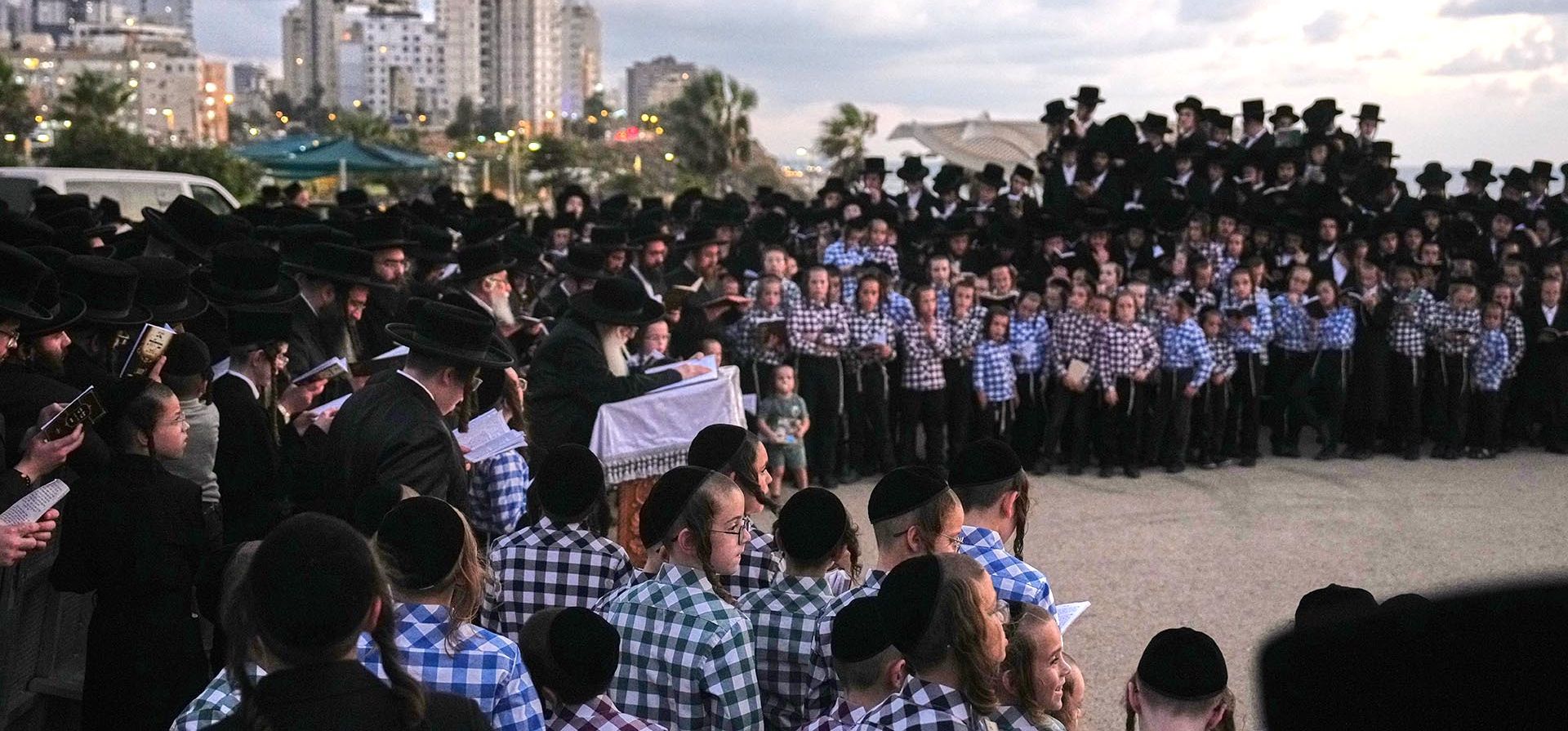 Hombres y niños judíos ultraortodoxos de la secta jasídica Kiryat Sanz participan en una ceremonia de Tashlich en una colina con vistas al mar Mediterráneo en Netanya, Israel, el martes 30 de septiembre de 2025. (Foto AP/Ariel Schalit) Hombres y niños judíos ultraortodoxos de la secta jasídica Kiryat Sanz participan en una ceremonia de Tashlich en una colina con vistas al mar Mediterráneo en Netanya, Israel, el martes 30 de septiembre de 2025. (Foto AP/Ariel Schalit)