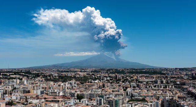 El volcán Etna entró en erupción con una monumental columna de humo y ceniza