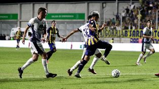 Pesadilla. Tobías Cervera entró en el complemento en San Nicolás y marcó el gol de la primera victoria canalla en la Copa de la Liga.