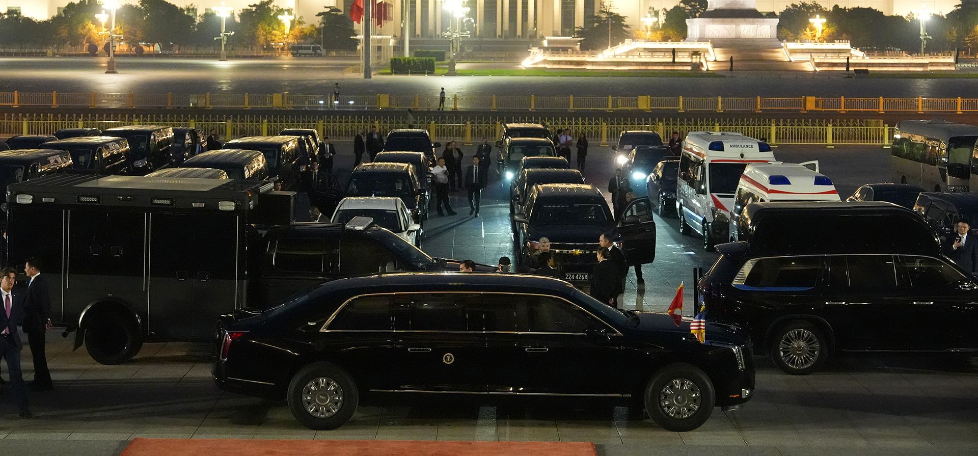La caravana presidencial de Donald Trump se encuentra estacionada junto a la Plaza de Tiananmen mientras asiste a una cena de Estado con el presidente chino Xi Jinping en el Gran Salón del Pueblo el jueves 14 de mayo de 2026 en Pekín. (Foto AP/Mark Schiefelbein)