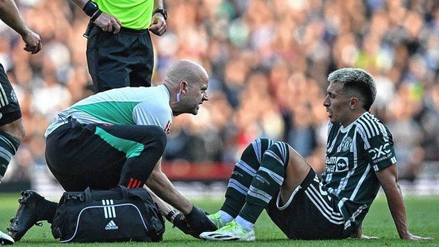 Lisandro Martínez salió lesionado y preocupa.