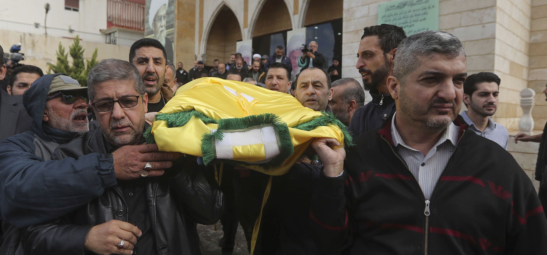 Partidarios y familiares del portavoz jefe de Hezbolá, Mohammed Afif, quien murió en un ataque aéreo israelí en Beirut el domingo, llevan su cuerpo durante su funeral en la ciudad portuaria de Sidón, en el sur del Líbano, el lunes 18 de noviembre de 2024. (Foto AP/Mohammed Zaatari) Partidarios y familiares del portavoz jefe de Hezbolá, Mohammed Afif, quien murió en un ataque aéreo israelí en Beirut el domingo, llevan su cuerpo durante su funeral en la ciudad portuaria de Sidón, en el sur del Líbano, el lunes 18 de noviembre de 2024. (Foto AP/Mohammed Zaatari)