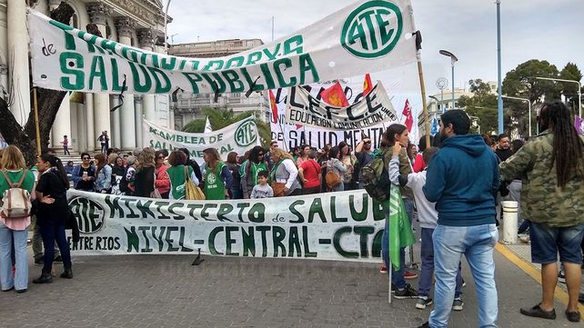 Por trabajo, producción y soberanía gremios y organizaciones sociales se manifestaron en Paraná