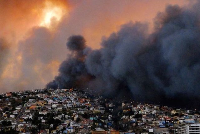 Chile: elevan a 16 los muertos tras voraz incendio en Valparaíso