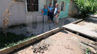 Pasaje de los Jubilados: seis meses sin agua y con desbordes cloacales