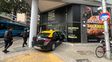 Siniestro vial en barrio Martin: un taxi se incrustó en un local de milanesas