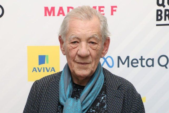 El actor Ian McKellen fue hospitalizado tras caer de un escenario