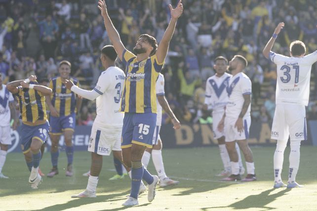 Mallo levanta los brazos después del gol de Enzo Giménez, sobre la hora, en el partido frente a Vélez.