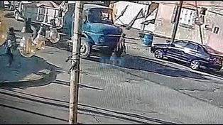 El impacto. Una imagen captó el momento en el que el camión chocó a la mujer.