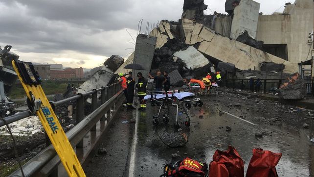 Las imágenes del dramático rescate tras el derrumbe del puente en Génova