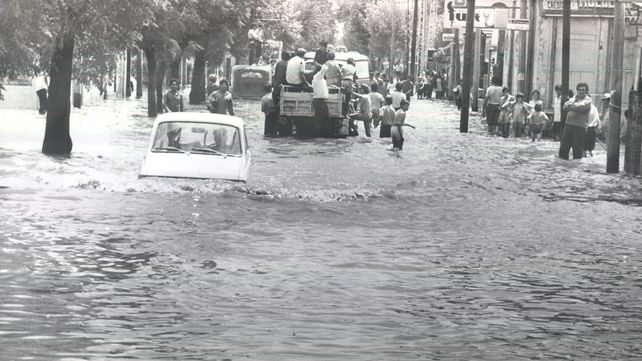 Juan José Paso al 2500 es la imagen de la desesperación de los vecinos ante la llegada del agua.