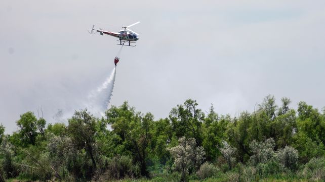 El helicóptero equipado con balde trabaja desde temprano en las islas. Este viernes los focos seguían activos.&nbsp;