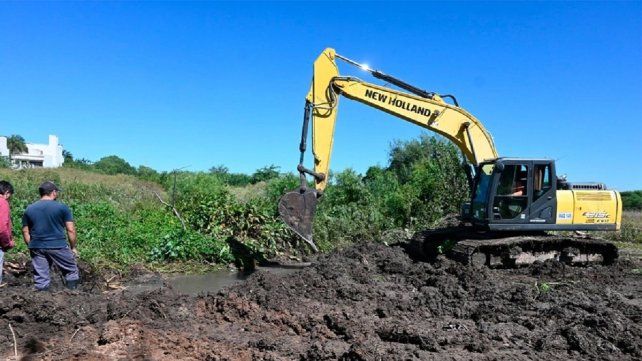 La Municipalidad de Paraná repara un caño maestro de agua en calle Echeverría.
