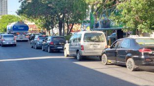 Largas filas en estaciones de servicio de la ciudad de Santa Fe ante el posible aumento de las naftas.
