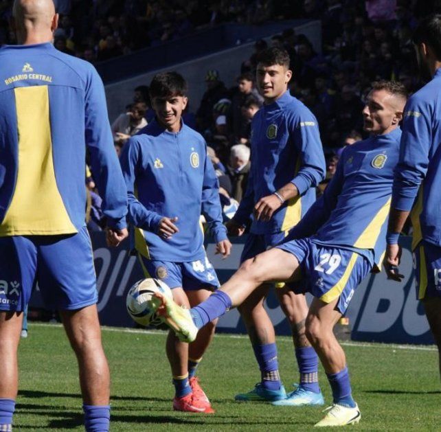 Marco Ruben en el Gigante de Arroyito en la entrada en calor ante Independiente.