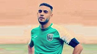 El jugador Sofiane Loukar murió luego de un golpe en la cabeza contra un rival, en la segunda división del fútbol de Argelia.