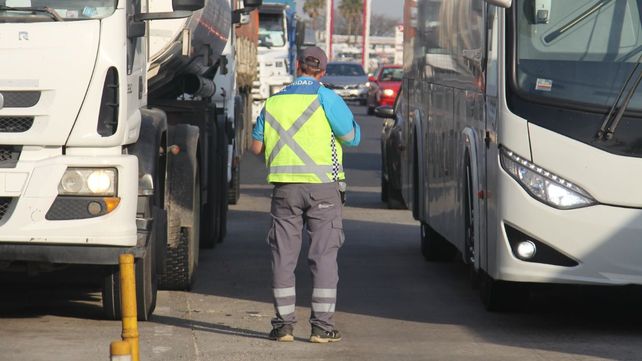 Agentes de la Agencia Nacional de Seguridad Vial (ANSV) fiscalizaron la circulación de 2.065 camiones en la autopista de Buenos Aires.