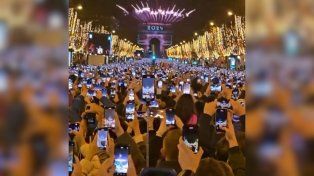 París festejó Año Nuevo con más celulares que fuegos artificiales