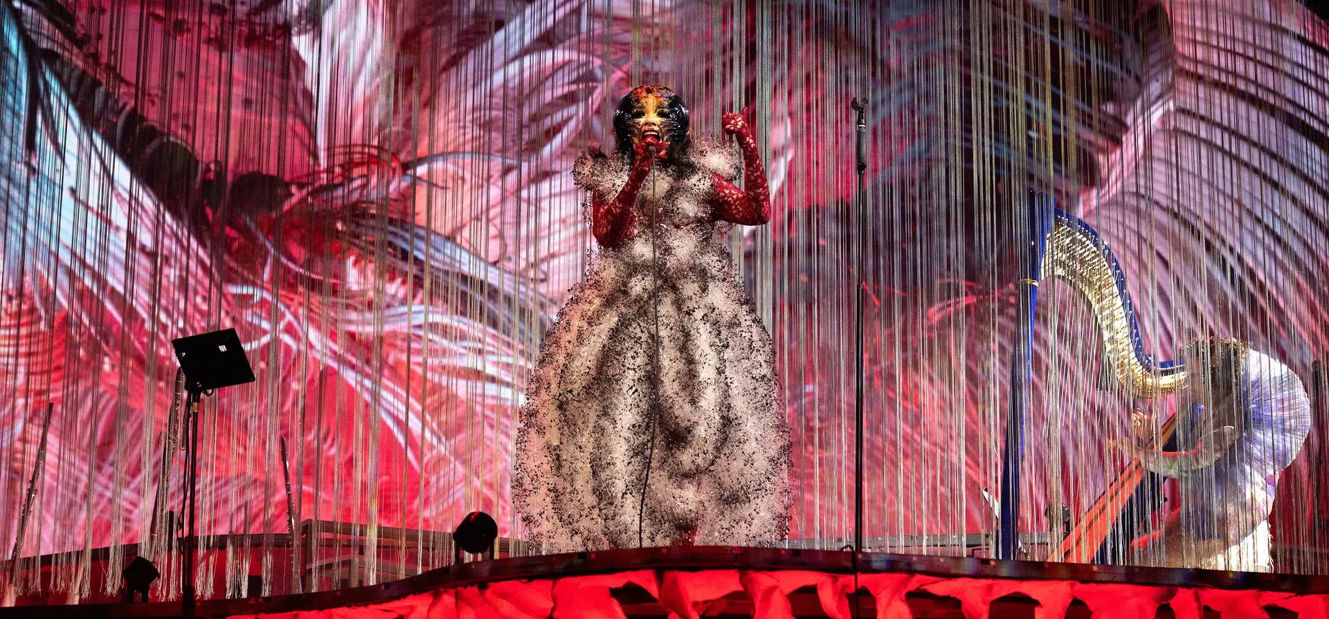 Björk se presenta en el escenario durante su gira Cornucopia, Hamburgo, Alemania. Fotografía: Santiago Felipe/Redferns para ABA Björk se presenta en el escenario durante su gira Cornucopia, Hamburgo, Alemania. Fotografía: Santiago Felipe/Redferns para ABA