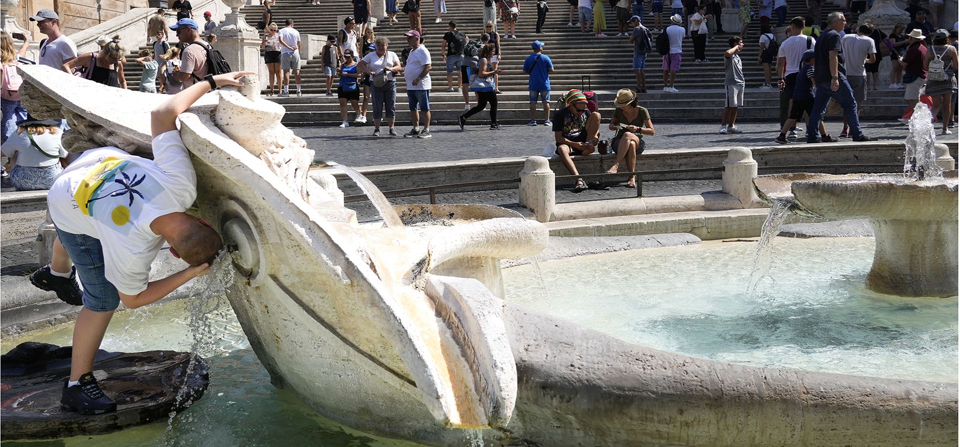 Un hombre se refresca en la fuente Barcaccia de la Plaza de España en Roma, el martes 22 de agosto de 2023. Italia enfrenta una ola de calor con temperaturas en la capital de hasta 37 grados Celsius (98 Fahrenheit). (Foto AP/Gregorio Borgia) Un hombre se refresca en la fuente Barcaccia de la Plaza de España en Roma, el martes 22 de agosto de 2023. Italia enfrenta una ola de calor con temperaturas en la capital de hasta 37 grados Celsius (98 Fahrenheit). (Foto AP/Gregorio Borgia)