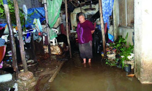 Una mujer sufre los efectos de las inundaciones en Concordia. (Foto: Gentileza El Heraldo)