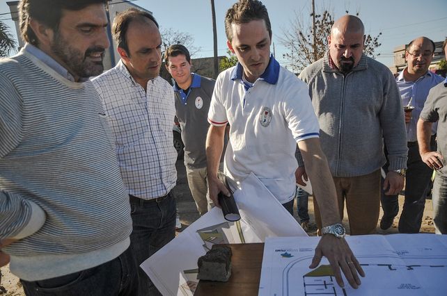Mano a mano.&nbsp;El mandatario local estuvo acompañado por el secretario General del Municipio