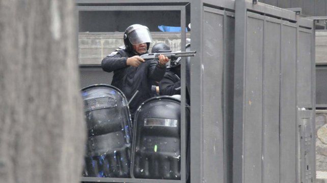 La policía de Jujuy reprime la protesta de manifestantes en la Legislatura donde se hacía la jura de la nueva Constitución. Morales apuntó al Gobierno nacional