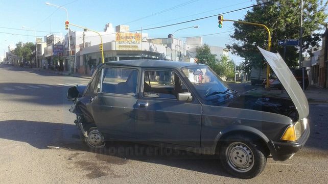 Un mujer fue hospitalizada tras chocar dos vehículos en Paraná