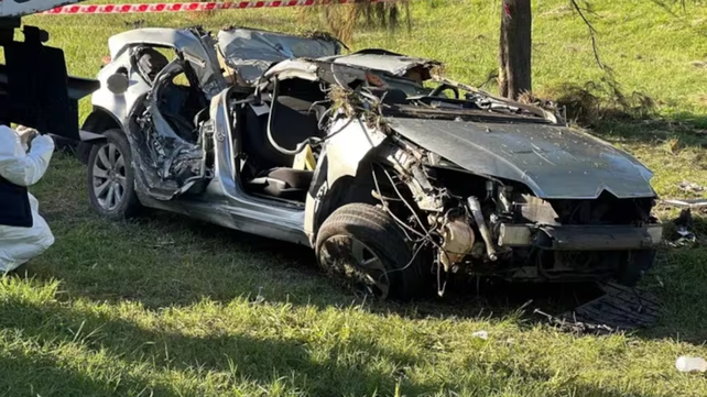 El auto en el que viajaban las víctimas quedó destruido tras el vuelco.