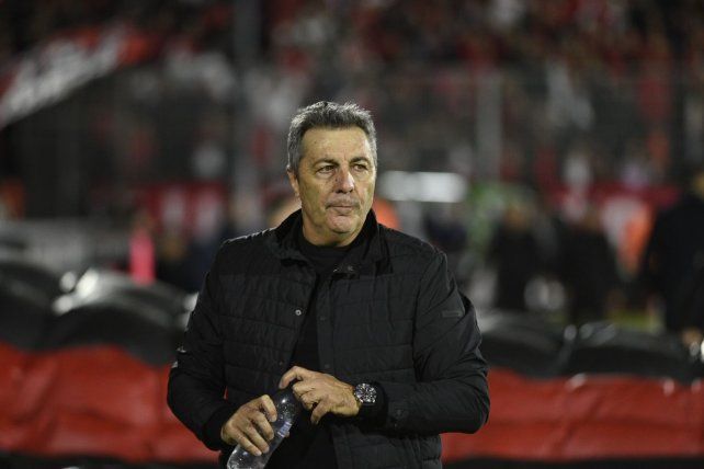 Frank Kudelka metió mucha mano en el equipo de Newells que visita a Independiente en Avellaneda.