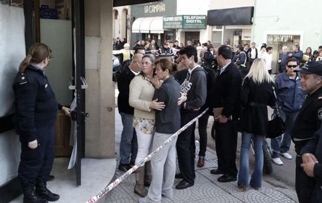 Conmoción. Público y familiares de la víctima frente a la tradicional confitería.