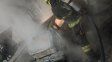Prendieron fuego un auto en la zona oeste y casi se incendia la casa de un vecino
